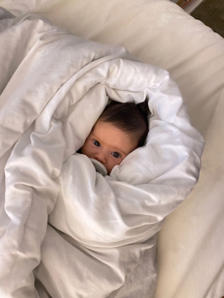 Bébé transpire la nuit : est-ce normal et comment y remédier ?