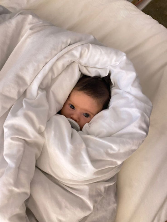 Bébé transpire la nuit : est-ce normal et comment y remédier ?